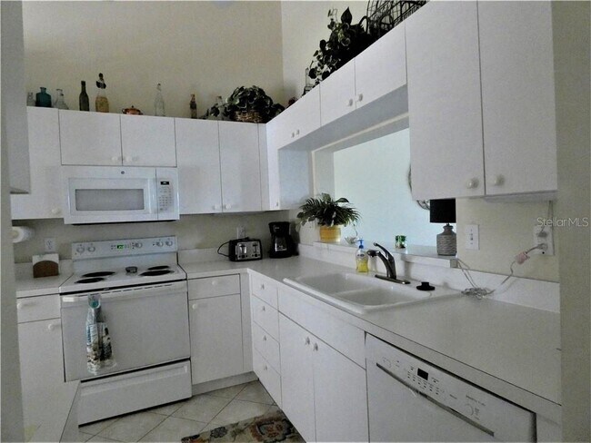 Building Photo - 9610 Club S Cir