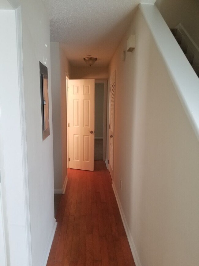 Foto del edificio - 1065 Thornwoode Ln