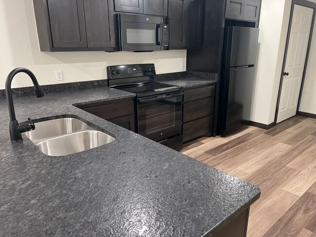 Building Photo - 2 bed 2 bath new build in 2024