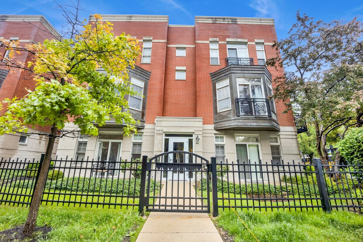 Foto principal - 802 W University Ln