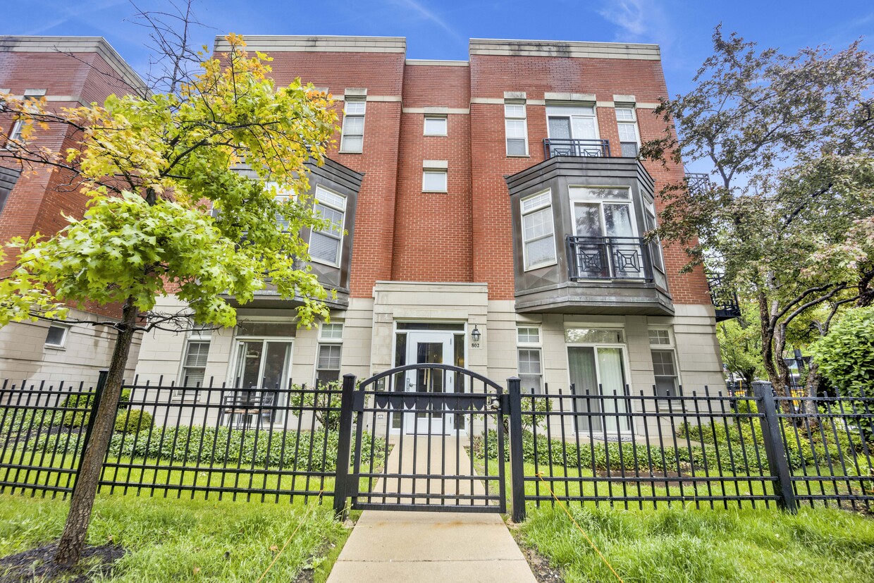 Primary Photo - 802 W University Ln