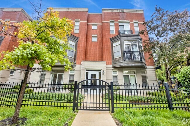 Building Photo - 802 W University Ln