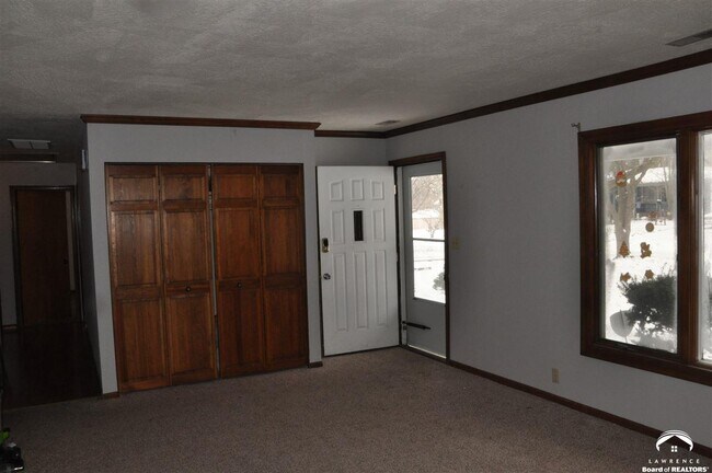 Building Photo - 2020 Hillview Rd