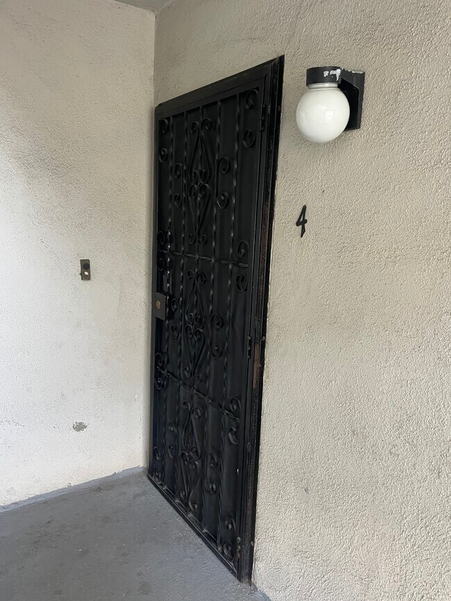 Building Photo - 623 S Grevillea Ave