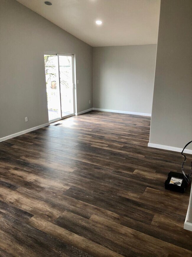 Building Photo - 152 131st St E