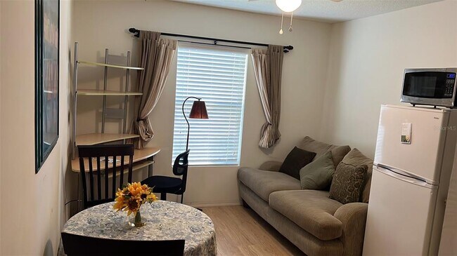 Foto del edificio - 7247 Wakeview Dr