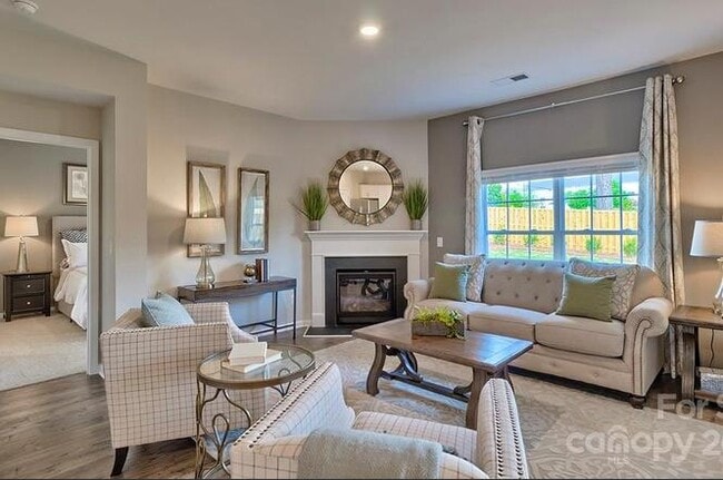 Foto del edificio - 4003 Village Blvd NW