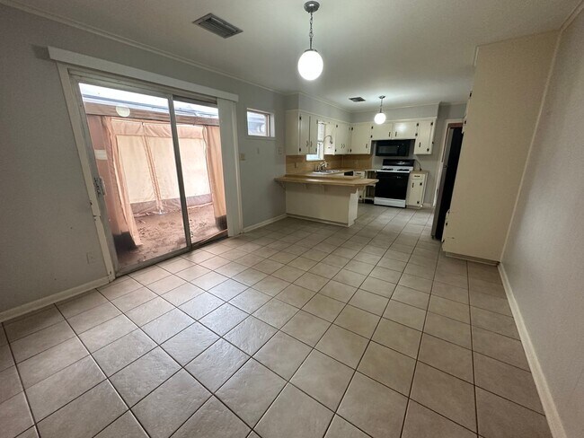 Building Photo - Large 3 Bedroom Home