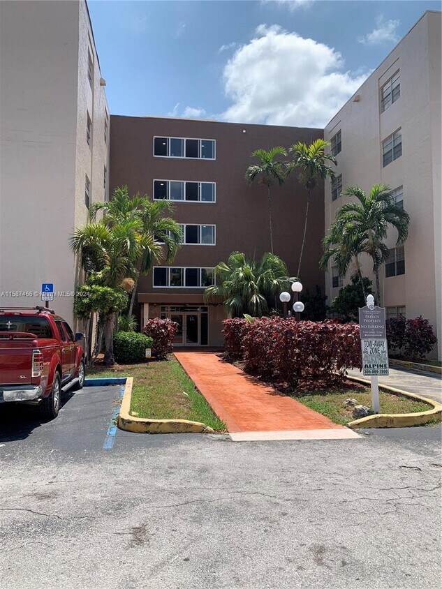 Foto principal - 6950 NW 186th St