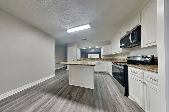 Building Photo - 12015 Woolford Dr