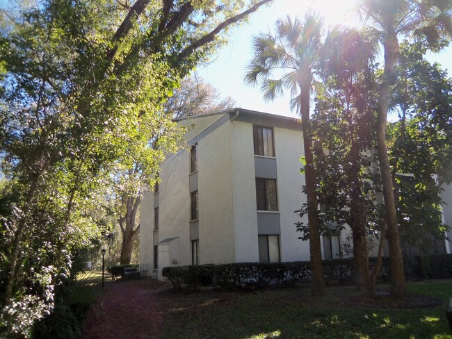 Building Photo - Pine Ridge at Lake Tarpon