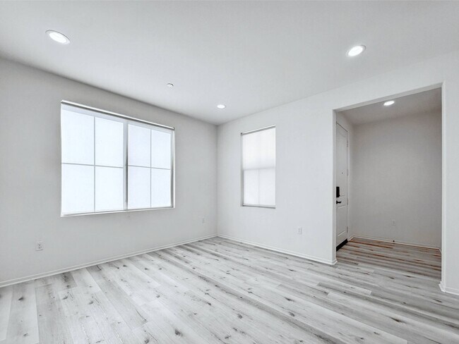 Building Photo - 2 Bed, 2 Bath, 1 Office Townhome in Ontari...