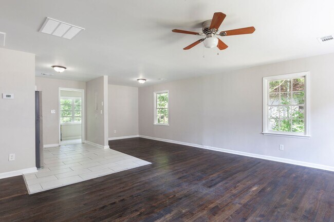 Foto del edificio - Newly Renovated 2/1 on Corner Lot w/ Sunro...