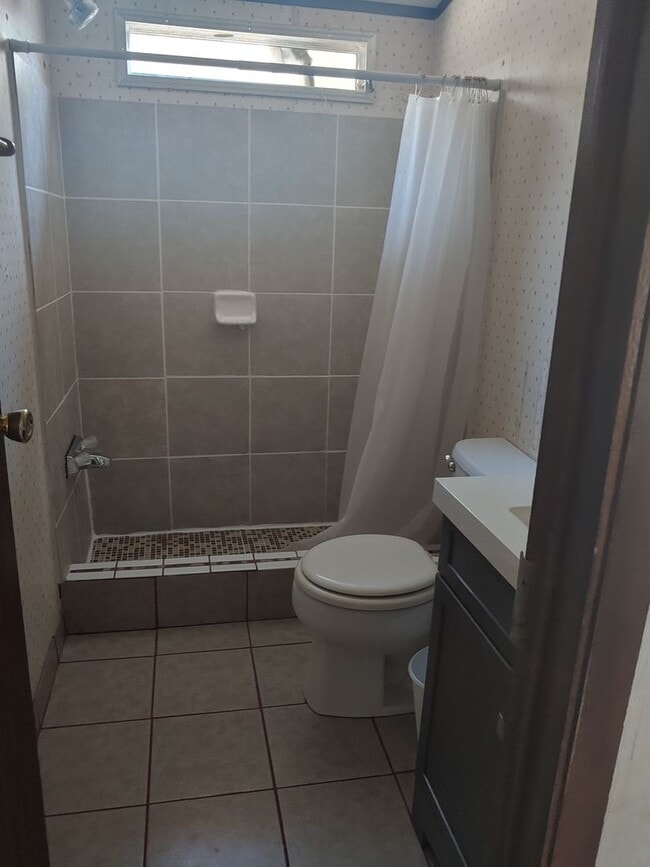 Building Photo - Furnished or unfurnished!