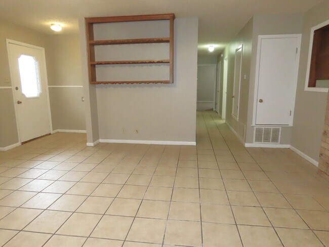 Building Photo - South Tyler! 3 Bedroom, 2 Bath Duplex w/Ga...