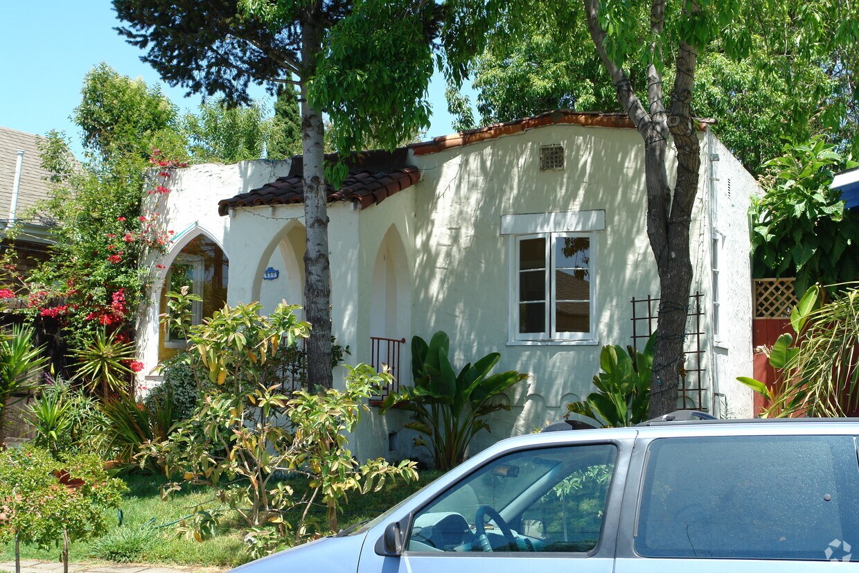 Building Photo - 450 60th St