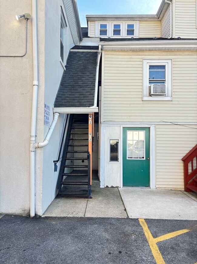 Foto del edificio - Spacious 3-Bedroom Apartment – 2nd Floor