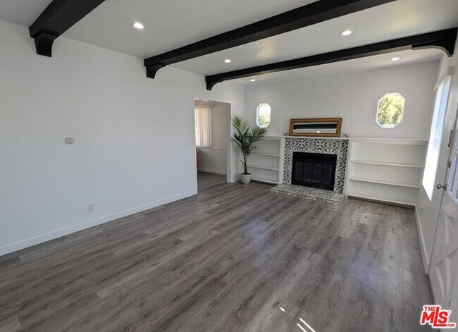 Foto del edificio - 18820 Roscoe Blvd