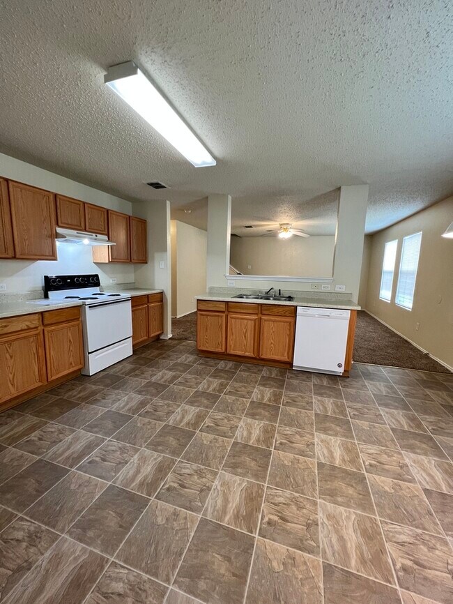 Foto del edificio - Very Spacious 4/2.5 in Parkview Hills & Ea...
