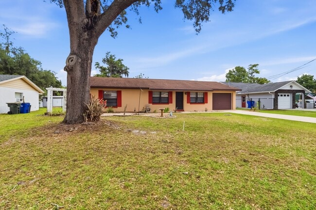 Foto del edificio - Charming 2/2 Spacious Home with/ 1 Car Garage in St. Cloud Close to the Lakefront Park