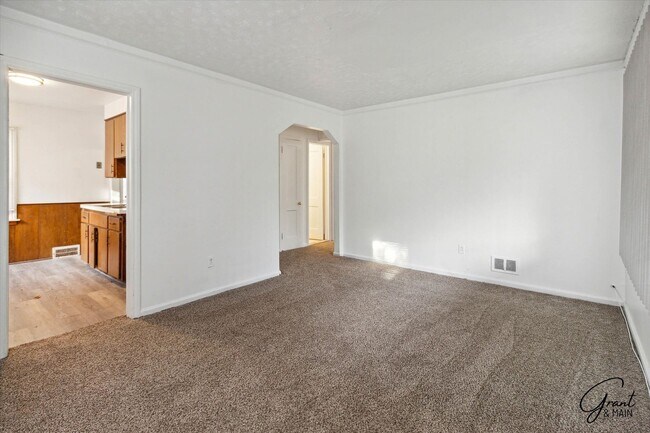 Building Photo - $1,100/month - 3 Bed 1 Bath in Harper Woods