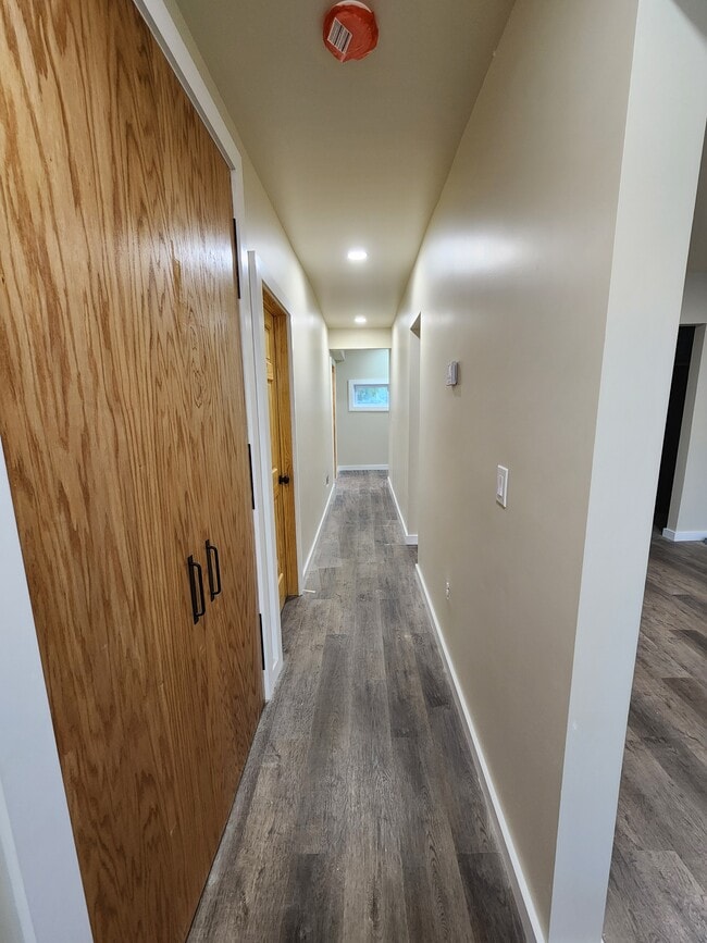 Long hallway, great for a picture gallery - 331 W Colvin St