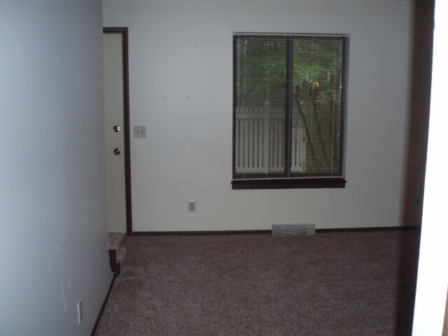 Building Photo - 529 Douglas Ave
