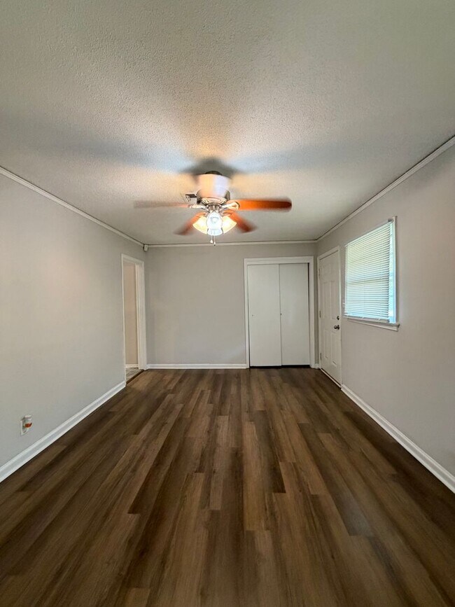 Foto del edificio - 1156 Lombard Dr