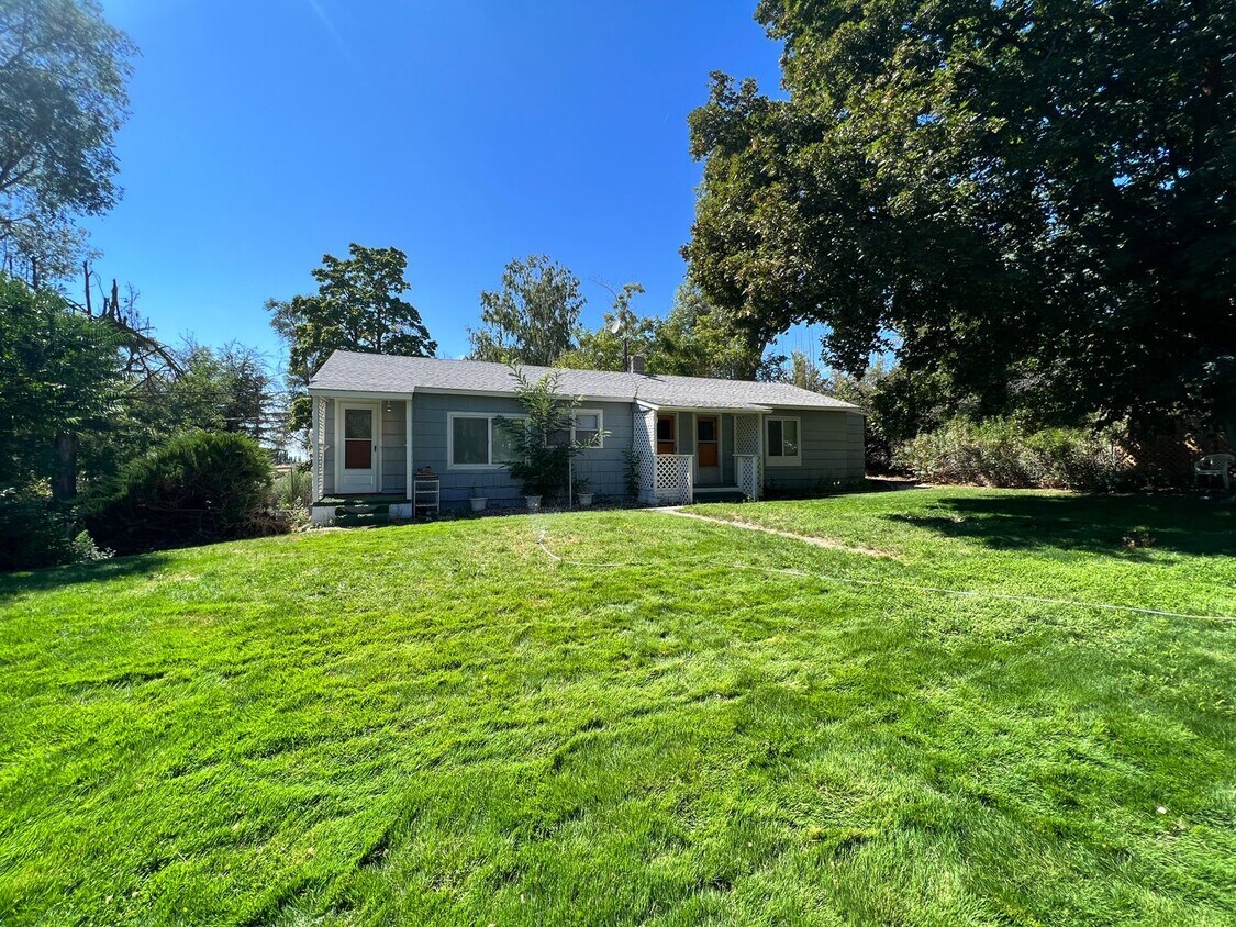 Primary Photo - Small Town Living Opportunity!
