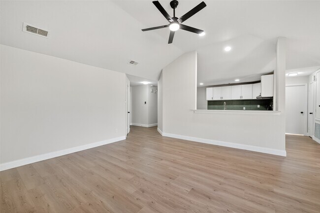 Foto del edificio - 5530 Oak Falls Dr