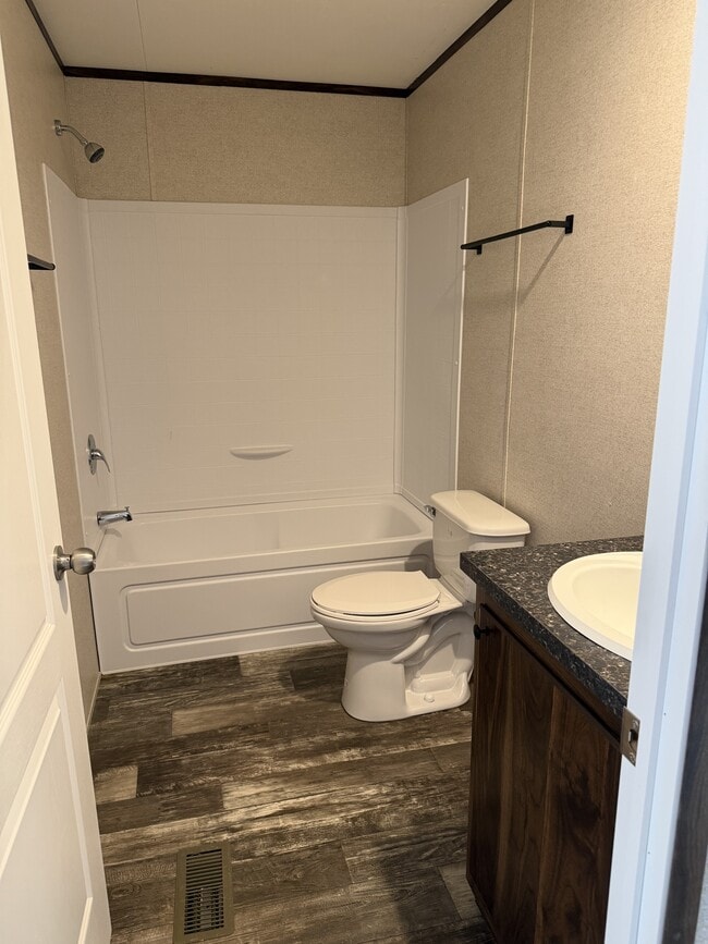 Building Photo - 404 Parker St