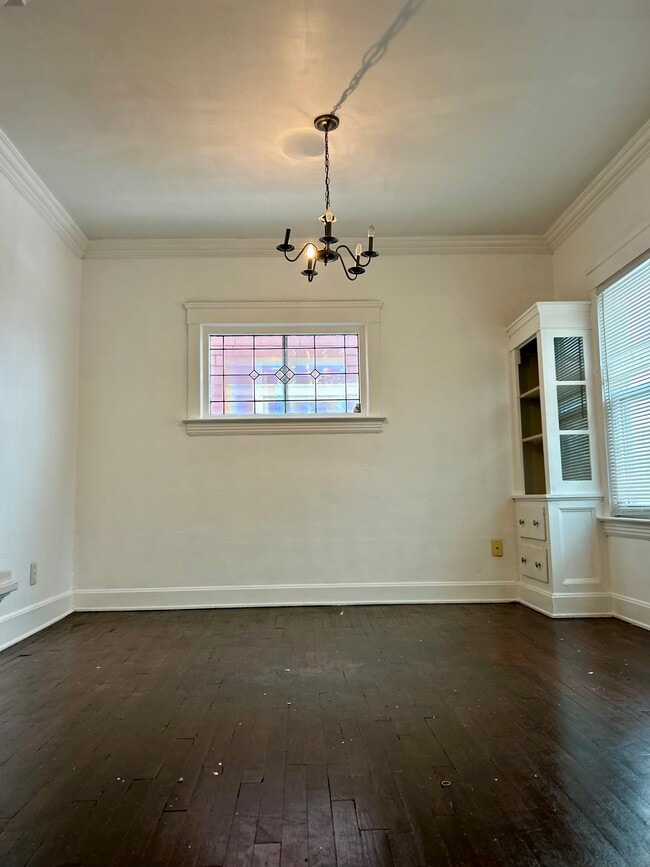 Building Photo - 2027 Chesterland Ave