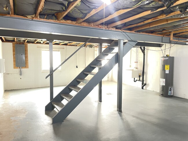 Walk-out Basement - 739 E Grandview Blvd