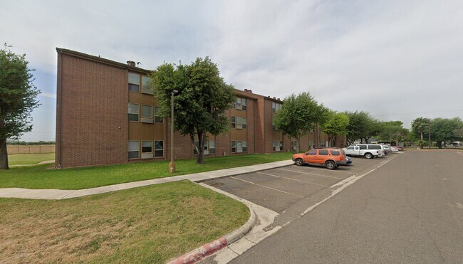 Building Photo - 900 Los Ebanos Rd