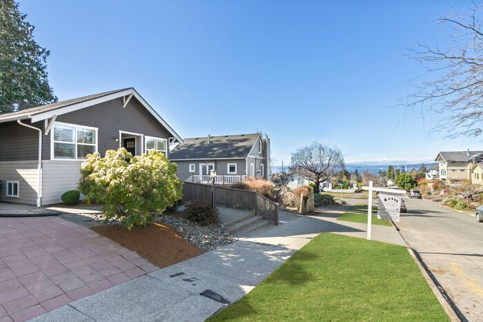 Primary Photo - Gorgeous AIR CONDITIONED West Seattle Char...