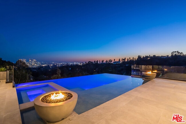 Foto del edificio - 9406 Lloydcrest Dr