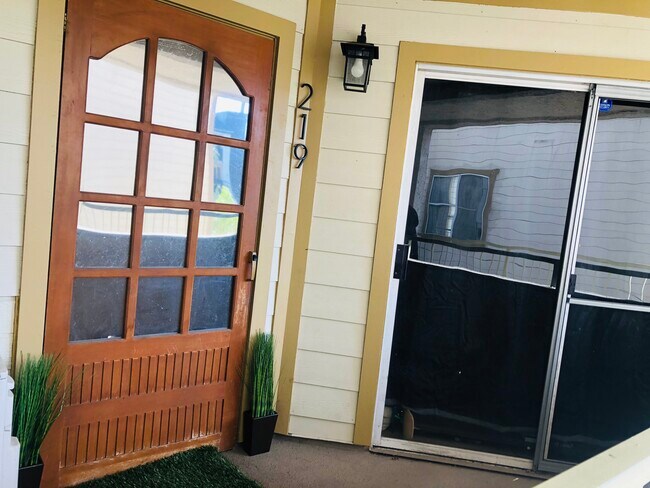 Entrada principal del condominio #219 - 645 Chestnut Ave
