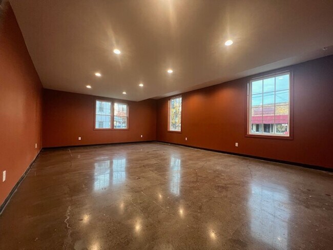 Building Photo - Commercial Space! Perfect for fitness/yoga...