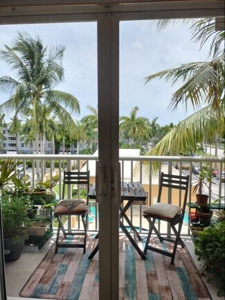 Building Photo - 1450 SE 3rd Ave