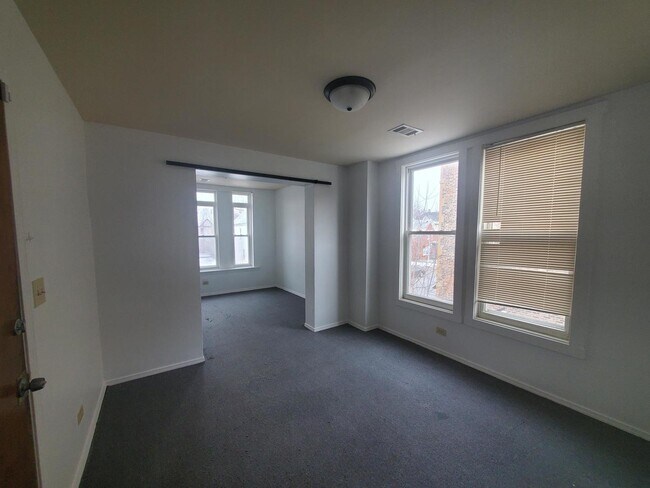 Foto del edificio - 1041 W 61st St
