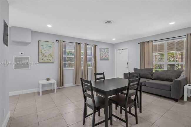 Foto del edificio - 2160 NE 56th St