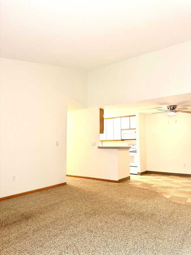 Foto del edificio - Upper 2 Bedroom Scenic Escape | Walk-in closets | In-unit full-size washer and dryer | Rentals in...