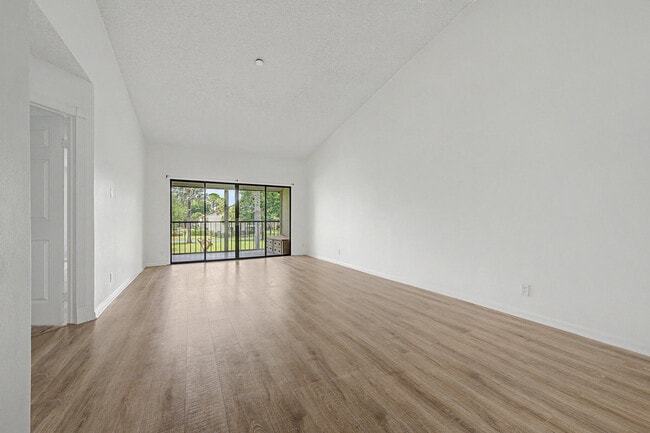 Building Photo - 3386 Lucerne Park Dr