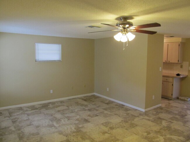 Foto del edificio - Three bedroom one and a half bathroom house with large yard space
