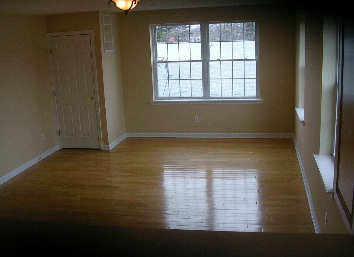 Primary Photo - 478 Essex St