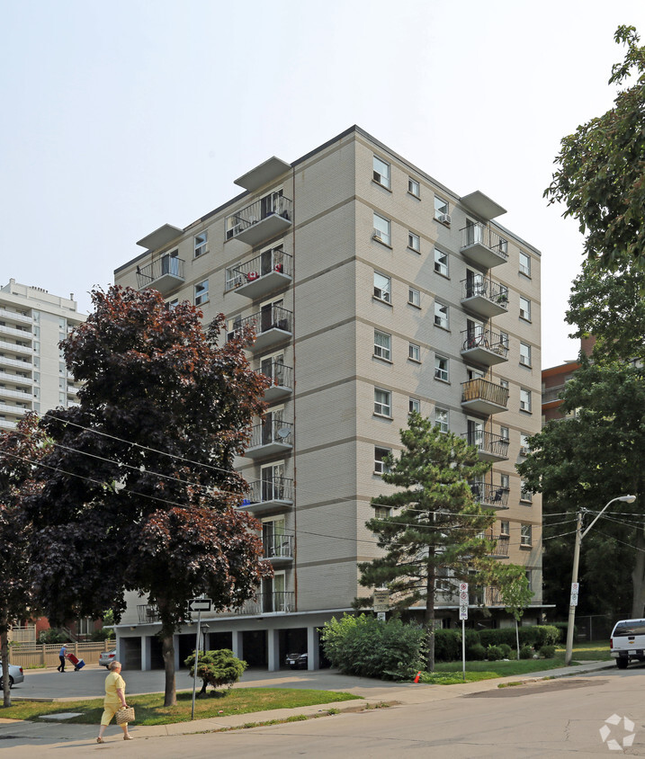 Building Photo - 92 Robinson St