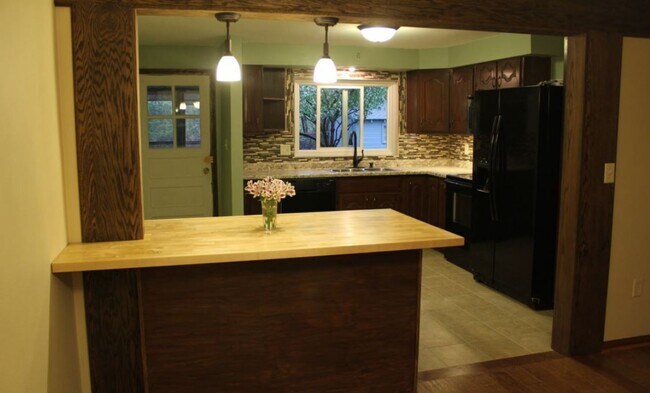 Foto del edificio - 106 Elmwood Dr