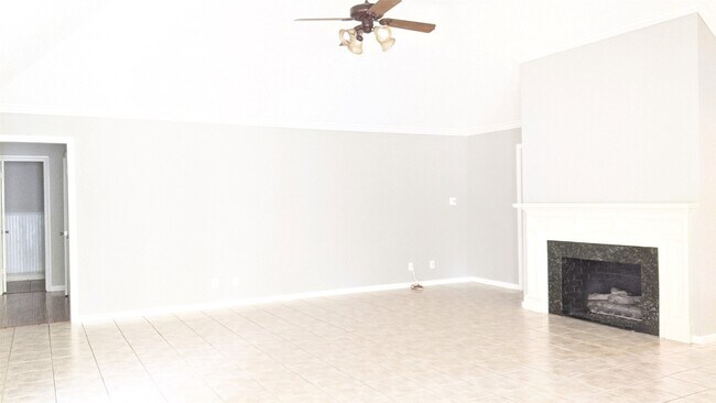 Foto del edificio - 1918 Shadow Forest Dr