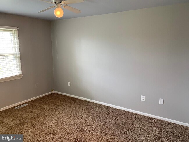 Building Photo - 411 Maple Ct