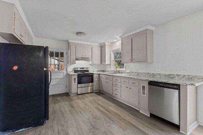 Building Photo - Welcome to the 3 Bed 2 Bath in Fayetteville